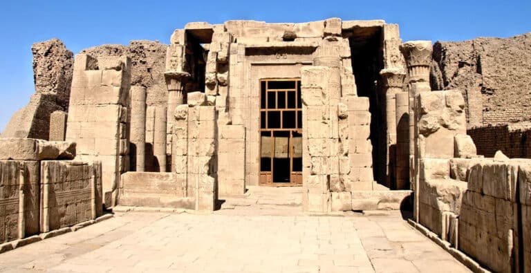 A-stunning-image-of-El-Kab-Forgotten-Necropolis