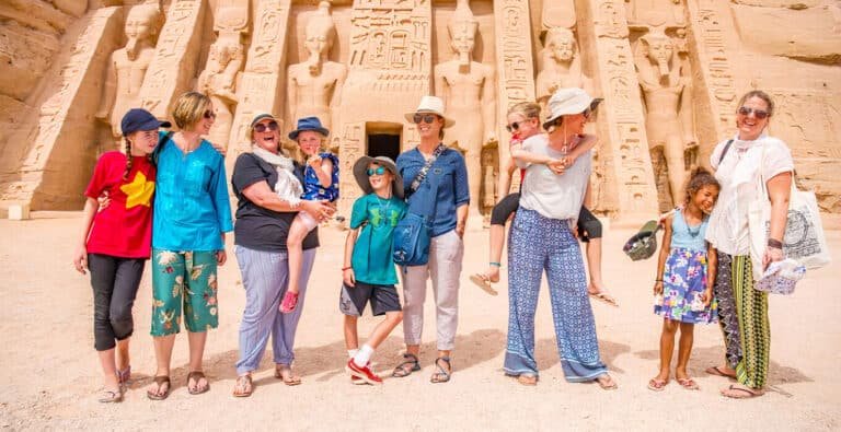 A-wonderful-photo-of-some-tourists-on-a-trip-to-Abu-Simbel.