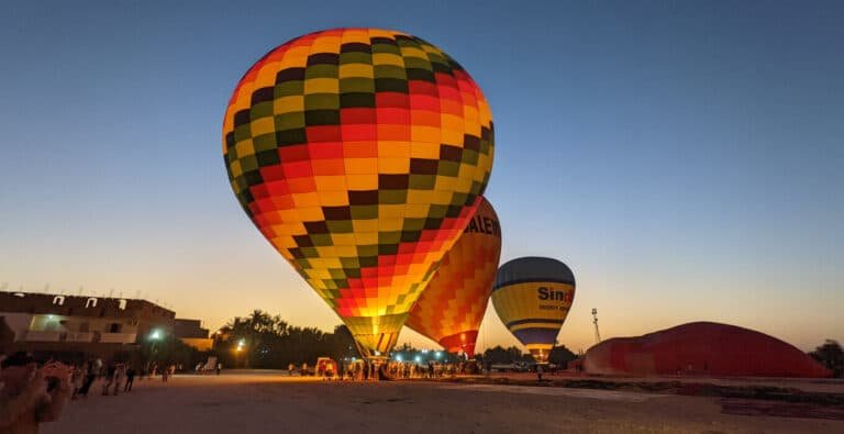 A-wonderful-photo-of-the-moment-a-hot-air-balloon-takes-off.