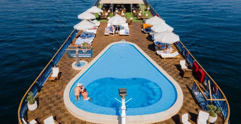 A-wonderful-picture-of-the-foot-of-the-cruise-and-the-swimming-pool