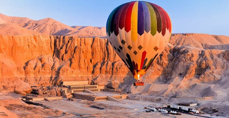 A-wonderful-picture-of-the-hot-air-balloon-in-the-sky-above-the-temples-of-Hatshepsut.