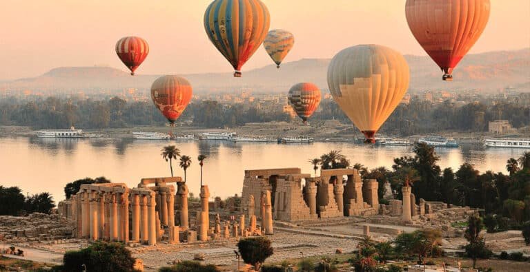 Wonderful-photo-of-a-hot-air-balloon-ride-in-Luxor