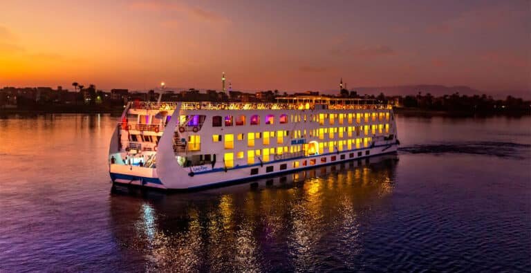 Wonderful-pictures-of-one-of-the-cruises-at-night